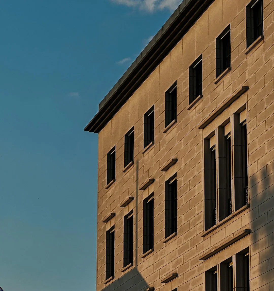 project-01-b Deux travailleurs suspendus pour nettoyer les vitres d’une façade de gratte-ciel moderne.